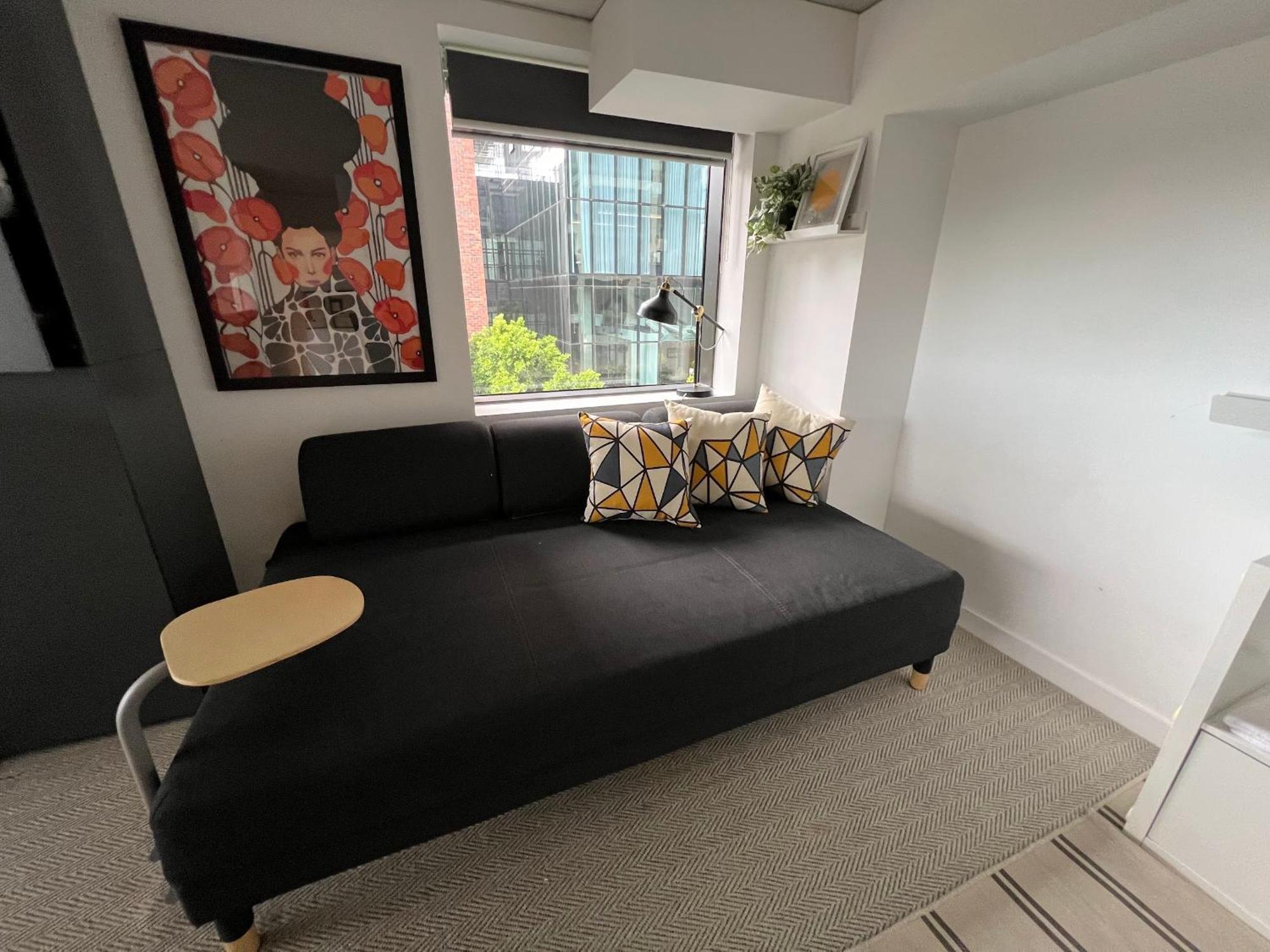 Centrally Located Modern Loft W Free Parking, Infinity Pool, Workspace — Photos 1