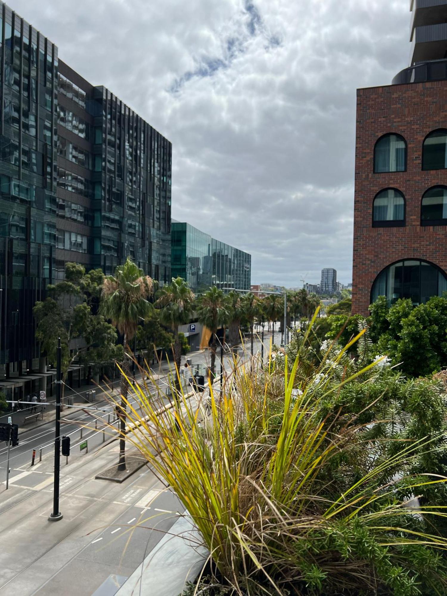 Centrally Located Modern Loft W Free Parking, Infinity Pool, Workspace — Photos 3
